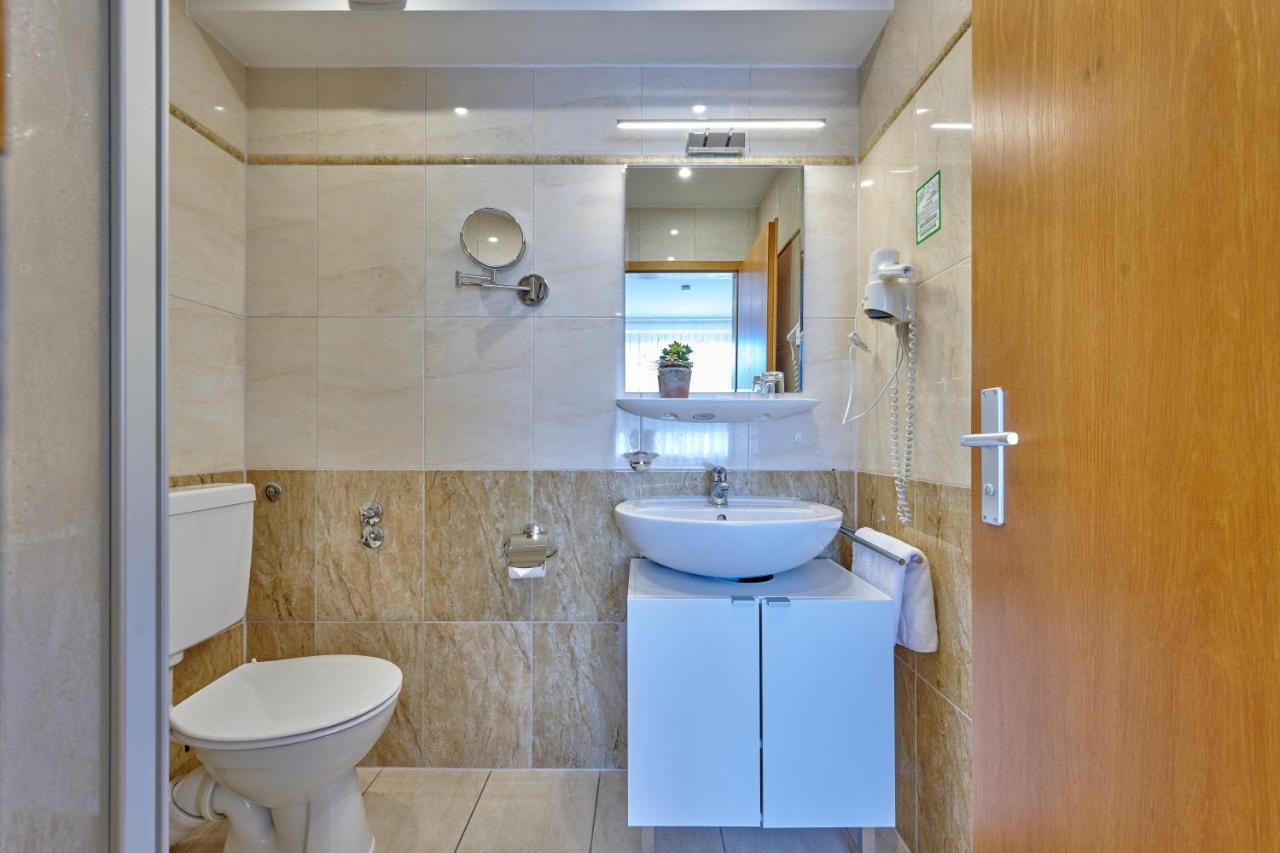 Hotel Restaurant Zum Goldenen Anker Mit Hallenbad & Wellnessbereich Windorf  Ngoại thất bức ảnh